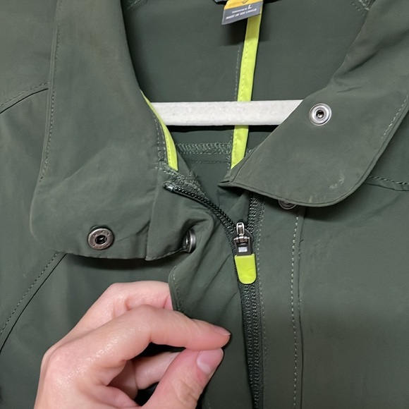 Eddie Bauer size Large Lightweight Olive Green Jacket with Zip Up Pockets - Picture 3 of 8
